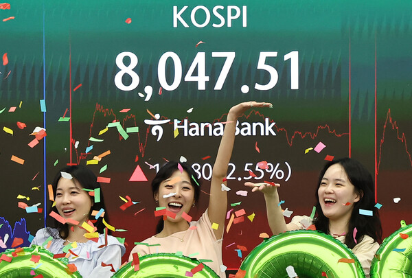26일 오후 서울 중구 하나은행 본점 딜링룸에서 직원들이 축하 세레머니를 하고 있다. / 뉴스1