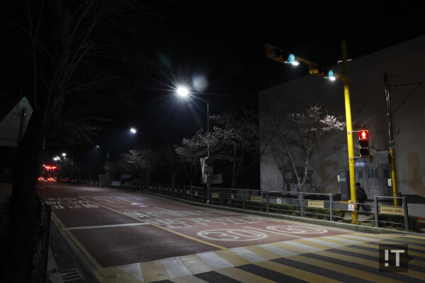 실외 사진 샘플(24mm, f/16, 1/30s, ISO 12800) / 권용만 기자