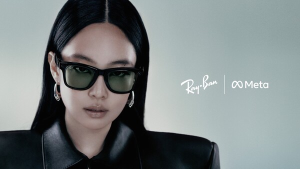블랙핑크 제니가 레이밴 메타 웨이페어러(RAY-BAN META WAYFARER)를 착용하고 있다. / 메타코리아