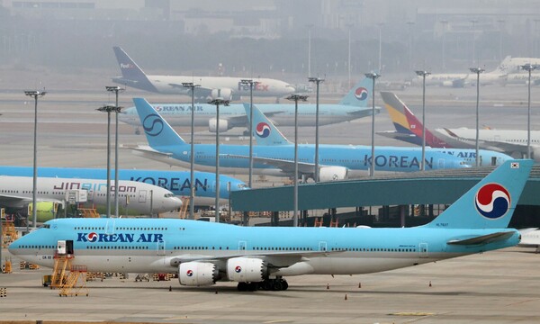 대한항공 여객기가 인천국제공항 활주로에 주기돼 있다. / 뉴스1