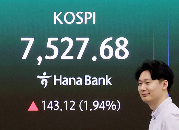 7일 오전 서울 중구 하나은행 딜링룸 전광판에 시황이 표시되고 있다. / 뉴스1