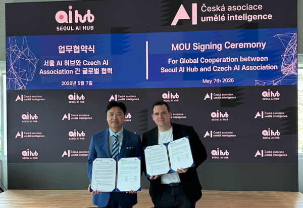 5월 7일 변우석 서울 AI 허브 센터장(사진 왼쪽)과 루카시 벤즐 체코 인공지능협회장이 업무협약 후 기념촬영을 하고 있다. / 서울 AI 허브
