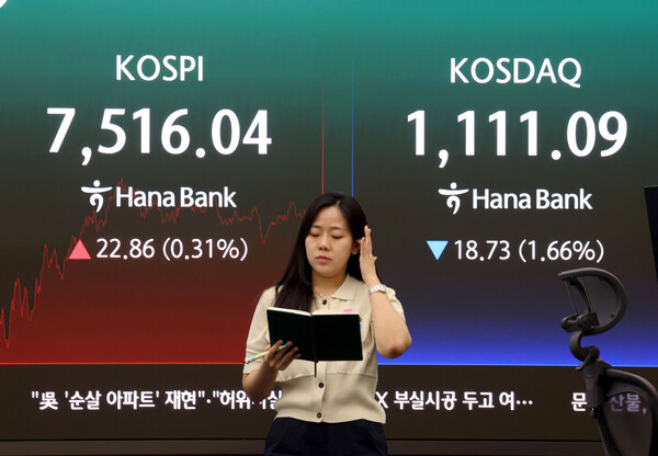 코스피가 극심한 변동성 끝에 7500선을 회복한 18일 오후 서울 중구 하나은행 딜링룸 현황판에 전장대비 22.86(0.31%) 상승한 7516.04를 나타내고 있다. 이날 코스닥은 전장대비 18.73(1.66%) 하락한 1111.09에 거래를 마쳤다. /뉴스1
