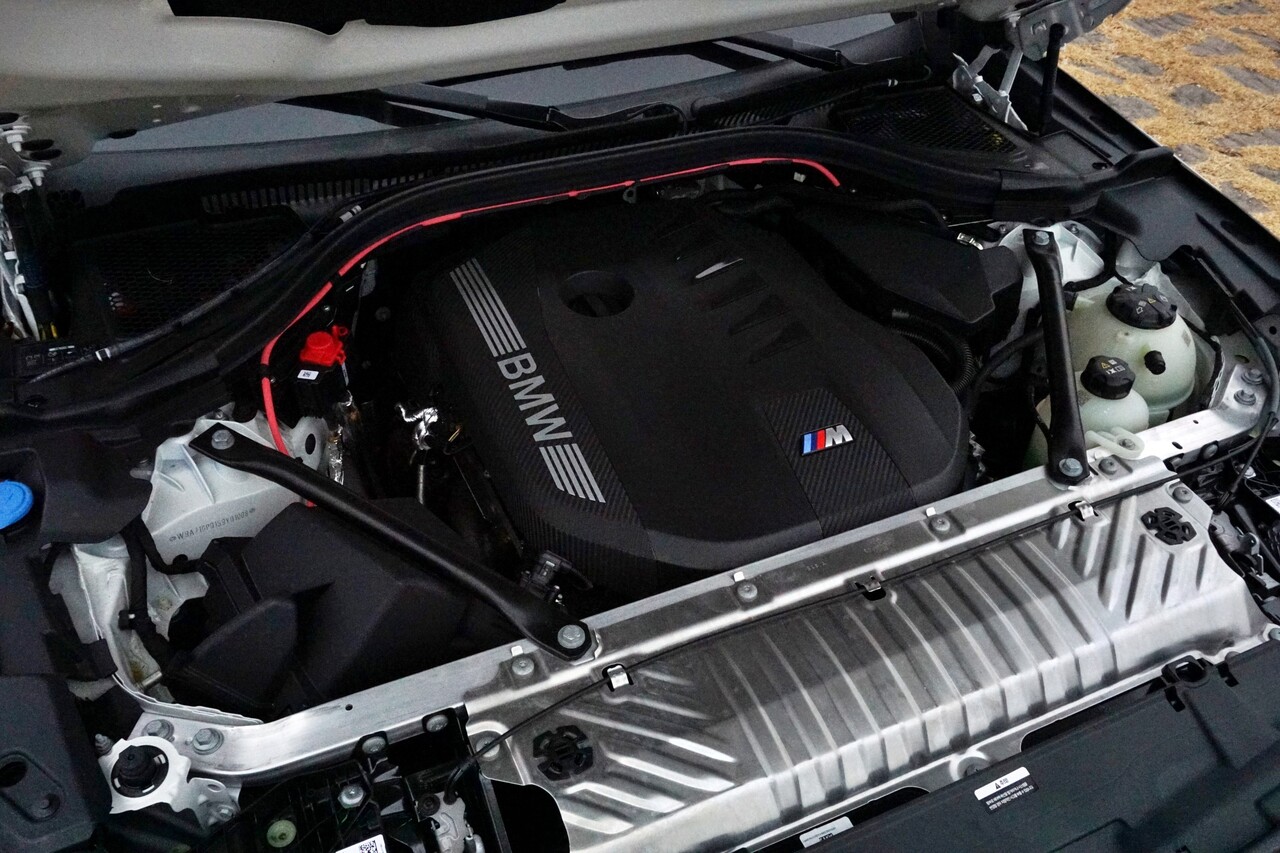 X3 M50에 탑재된 엔진은 직렬 6기통 3.0L 가솔린 터보 엔진이다. 최고출력 398마력, 최대토크 59.1킬로그램미터(㎏·m)를 발휘한다. 여기에 8단 자동변속기와 사륜구동 시스템 xDrive가 조합된다. 48V 마일드 하이브리드(MHEV) 시스템도 탑재됐다. 변속기 내부에 통합된 전기모터는 최고출력 18마력, 최대토크 20.4㎏·m를 보탠다. / 허인학 기자