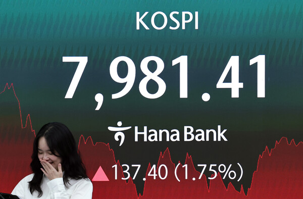 14일 오후 서울 중구 하나은행 본점 딜링룸 전광판에 코스피 지수 등 종가가 표시되고 있다. 이날 코스피는 전 거래일 대비 137.4(1.75%) 오르며 사상 최고치인 7981.41로 장을 마쳤다. /뉴스1