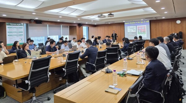  김대식 카이스트 전기·전자공학부 교수가 14일 하나증권 본사에서 열린 글로벌 핀테크 기업인 푸투증권과 함께 ‘푸투증권 VIP 고객 초청 코리아 밸류업 투자포럼’에서 ‘에이전트 AI’를 주제로 푸투증권 VIP를 대상으로 강연을 하고 있다. /유은정 기자 