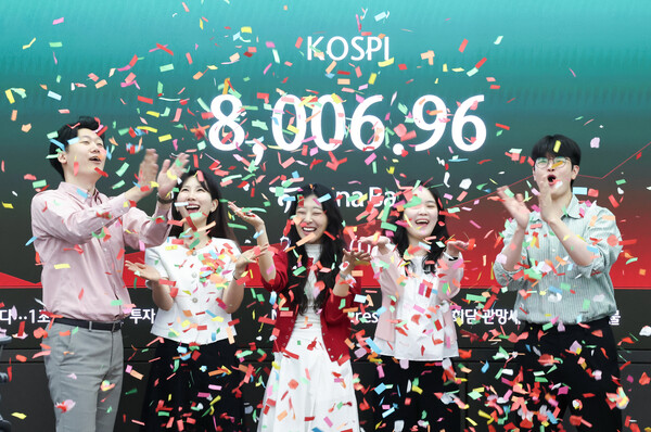 코스피가 장중 사상 처음으로 8000선을 돌파한 15일 오전 서울 중구 하나은행 딜링룸에서 직원들이 축하 세레머니를 하고 있다. / 뉴스1