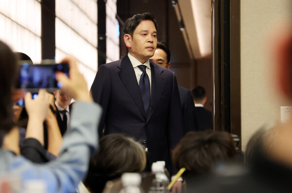 정용진 신세계그룹 회장이 26일 오전 서울 강남구 조선팰리스에서 열리는 스타벅스 '탱크데이' 논란 관련 기자회견에 참석하고 있다. / 뉴스1