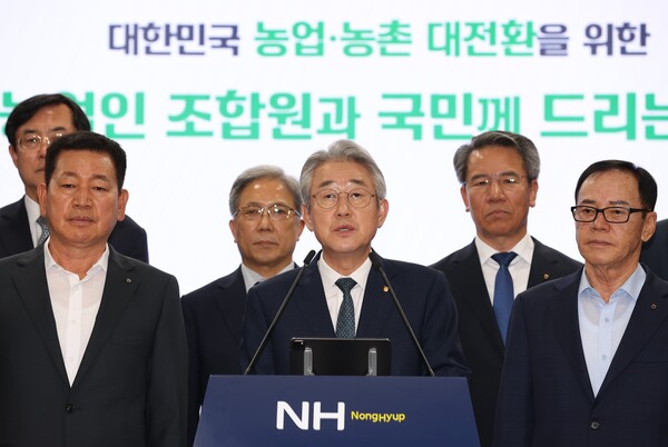 21일 서울시 중구 농협중앙회 본관에서 강호동 농협중앙회장이 농업인 조합원과 국민께 드리는 글을 발표하고 있다./농협