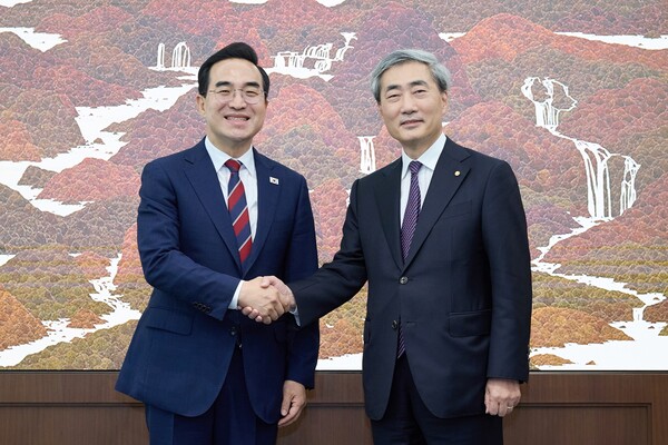 박홍근 기획예산처 장관이 14일 오전 한국은행을 찾아 신현송 한은 총재와 만났다. /한국은행