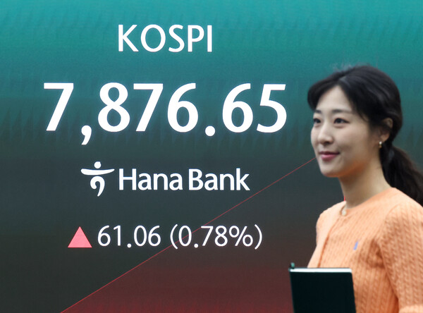 22일 오전 서울 중구 하나은행 본점 딜링룸 전광판에 코스피 지수가 표시되고 있다.  / 뉴스1