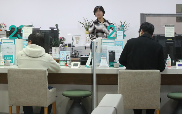 지난 4월 5대 은행의 개인신용대출 금리를 보면 고신용자 금리보다 저신용자 대출금리가 낮게 나타났다. /뉴스1