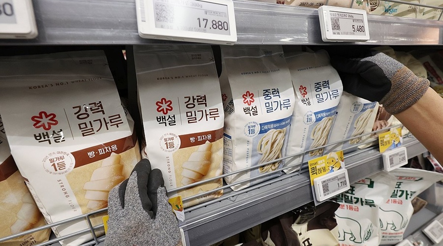 서울의 한 대형마트에 밀가루가 진열되어 있다. (사진=연합뉴스)
