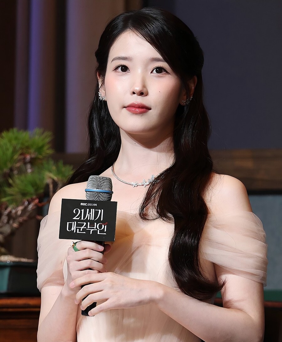 배우 아이유가 6일 서울 강남구 조선팰리스호텔에서 열린 MBC 드라마 '21세기 대군부인' 제작발표회에서 질문을 듣고 있다. (사진=연합뉴스)