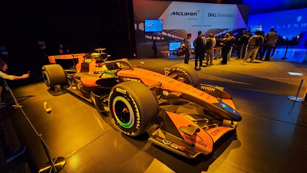 델과 기술 파트너십을 맺은 맥라렌 F1 레이싱팀이 전시한 F1 차량.  . 델은 자사 AI 인프라 솔루션을 활용해 맥라렌팀 차량 설계, 제조, 레이스 운영 등을 지원하고 있다.  [사진: 디지털투데이]