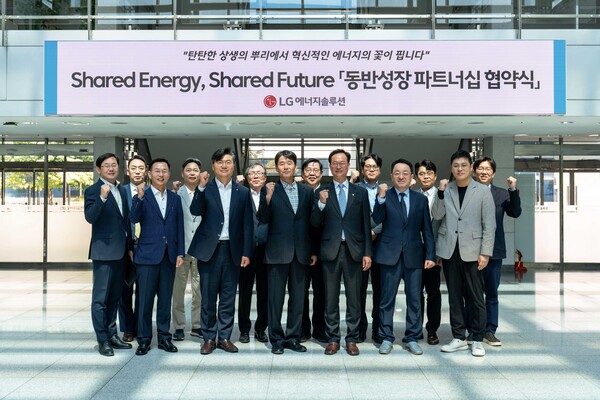6일 LG에너지솔루션 오창 에너지플랜트에서 '동반성장 파트너십 협약식’을 개최하고 기념 사진 촬영을 하고 있다. (왼쪽부터) 권병현 신성에스티 부사장, 서동조 보백씨엔에스 대표이사, 김우섭 LG에너지솔루션 커뮤니케이션센터장, 이동찬 폴 대표이사, 송재봉 더불어민주당 의원, 이송영 에이엠텍 대표이사, 하기봉 LG에너지솔루션 구매.Pack부품구매 담당 [사진: LG에너지솔루션]