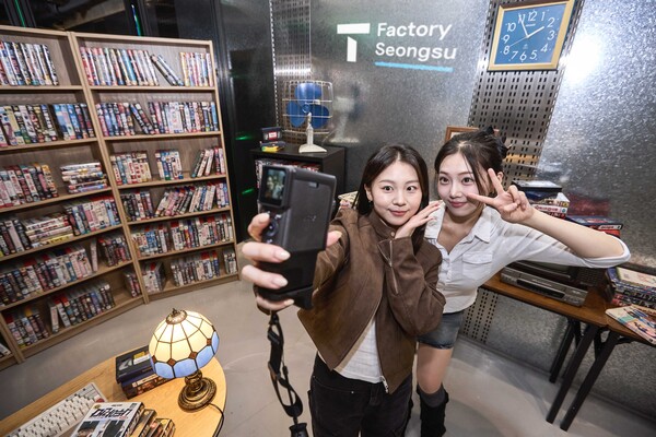  SK텔레콤 홍보 모델이 'T팩토리 라운지’'와 신규 전시 '데이터센터 시리즈'를 소개하는 모습. [사진: SKT]
