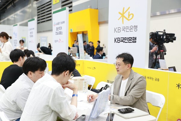 KB국민은행 자산관리 전문가가 지난 17일 서울 양재동 aT센터에서 열린 ‘젊은 한국 청년취업·멘토링 콘서트’에서 청년들의 금융 고민을 상담하고 있다. [사진: KB국민은행]
