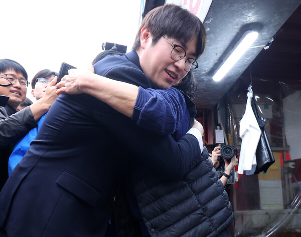 6·3 지방선거와 함께 치러지는 부산 북갑 보궐선거 더불어민주당 후보로 출마하는 하정우 전 청와대 AI 수석이 4월 29일 오후 부산 북구 구포시장을 찾아 상인들과 포옹하고 있다. [사진: 연합뉴스]