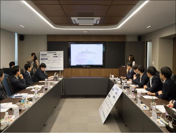 과기정통부 예산심의 현장에 업스테이지 '솔라 오픈'을 사용하고 있다. [사진: 과기정통부]