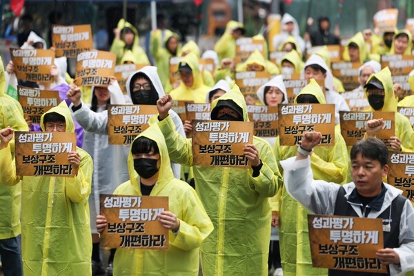 전국화학섬유식품산업노동조합 카카오지회(카카오 노조) 조합원들이 20일 경기도 성남시 판교역 광장에서 '2026 임단협 승리 결의대회'를 열고 있다. [사진: 연합뉴스]