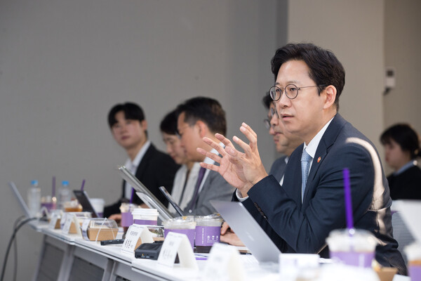 배경훈 부총리 겸 과학기술정보통신부 장관이 14일 오전 서울 중구 서울스퀘어 국가인공지능전략위원회를 주재하고 있다. [사진: 과기정통부]
