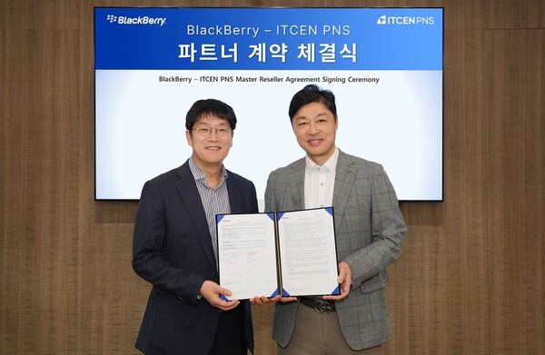 박원규 아이티센피엔에스 대표(오른쪽)와 송한진 블랙베리 코리아 지사장이 파트너 계약 체결 후 기념촬영을 하고 있다. [사진: 아이티센피엔에스]