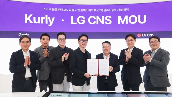 [사진] LG CNS 박상균 전무(오른쪽 두번째), 이준호 전무(오른쪽 세번째)가 컬리 COO 허태영 부사장 등 경영진과 기념촬영을 하고 있는 모습