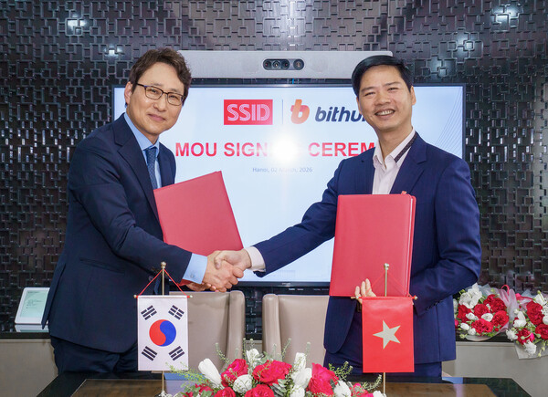 이재원 빗썸 대표이사(좌)와 응우옌 칵 하이 SSID CEO(우)가 MOU 체결 기념 촬영을 하고 있다. [사진: 빗썸]