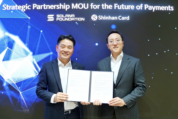 김영일 신한카드 부사장(좌)과 루 인(Lu Yin) 솔라나 재단 APAC 사업개발 총괄 [사진: 신한카드]