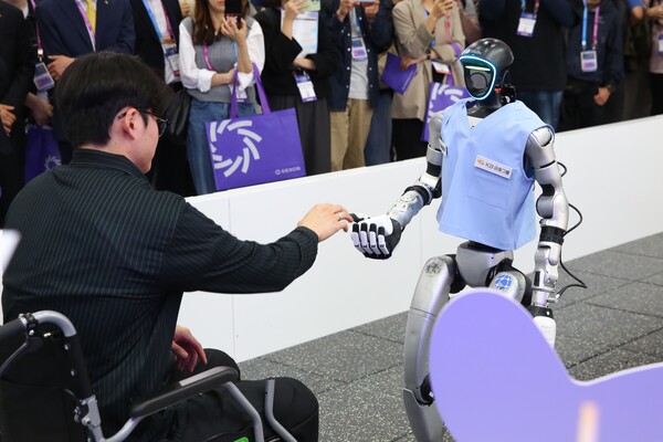 서울 코엑스에서 열린 'AI EXPO KOREA 2026'에서 KB금융그룹의 시니어 돌봄 특화 휴머노이드 로봇 '젠피(GenP)'가 라이브 시연을 하고 있다. [사진: KB금융그룹]