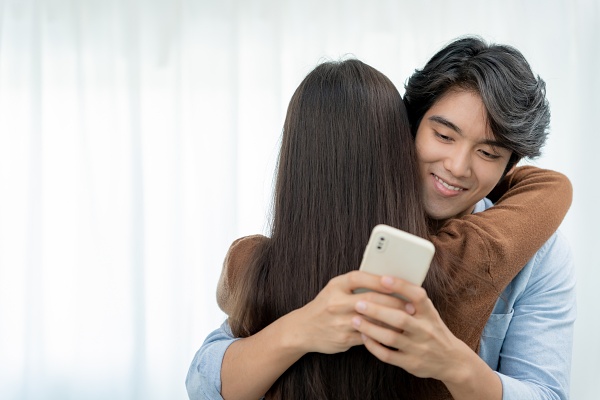 AI 챗봇으로 과거의 연인을 복제하는 사례가 논란이 되고 있다. [사진: 셔터스톡]