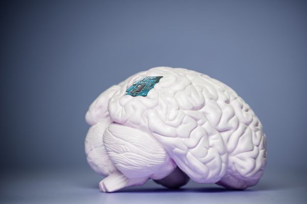 중국이 AI 기반 BCI 기술 개발과 상용화를 가속하며 임상시험과 실증 성과를 확대하고 있다. [사진: 셔터스톡]