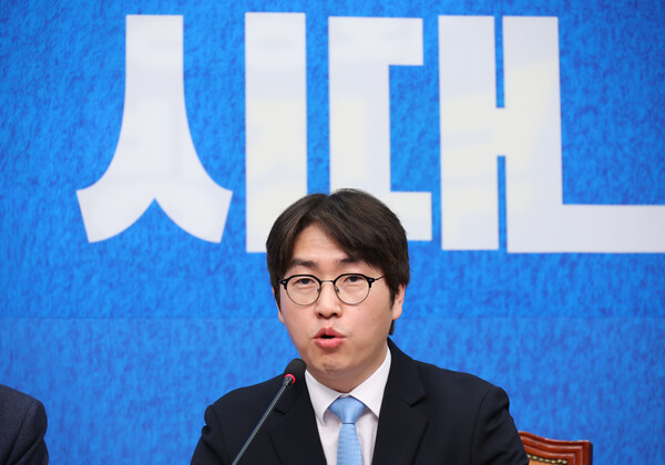  하정우 전 청와대 AI수석이 4월 29일 국회에서 열린 더불어민주당 인재 영입식에서 발언하고 있는 모습. [사진: 연합뉴스] 