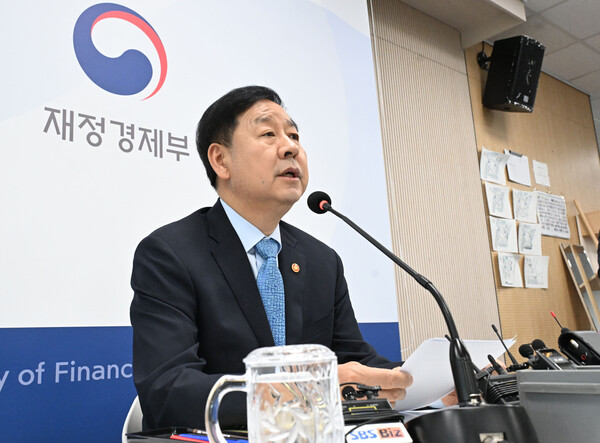 구윤철 부총리 겸 재정경제부 장관이 11일 정부세종청사 중앙동 재경부 기자실에서 열린 출입기자간담회에서 발언하고 있다. [사진: 연합뉴스]