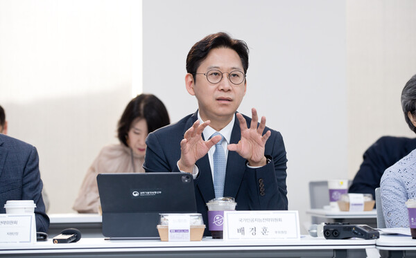 배경훈 부총리 겸 과학기술정보통신부 장관이  국가AI전략위원회 제18차 운영위원회를 주재하는 모습. [사진: 국가AI전략위원회]