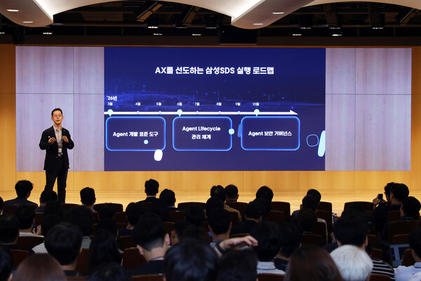 29일 삼성SDS 잠실캠퍼스에서 열린 ‘AX 서밋(AX Summit)’에서 김종필 삼성SDS AX센터장(부사장)이 AI 에이전트 기반 업무 혁신 방향을 발표하고 있다. [사진=삼성SDS] (포인트경제) 