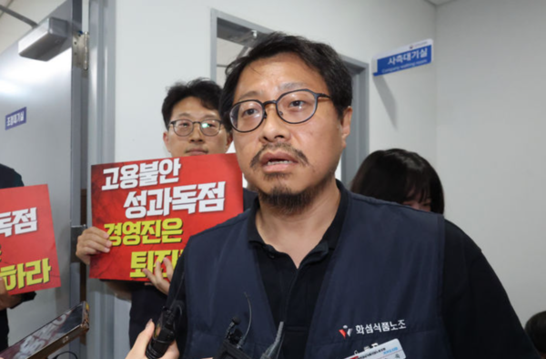 서승욱 카카오 노조 지회장이 지난 27일 경기 수원시 영통구 경기지방노동위원회에서 열린 카카오 노사 2차 조정회의에 앞서 취재진의 질문에 답하고 있다. /사진=뉴시스