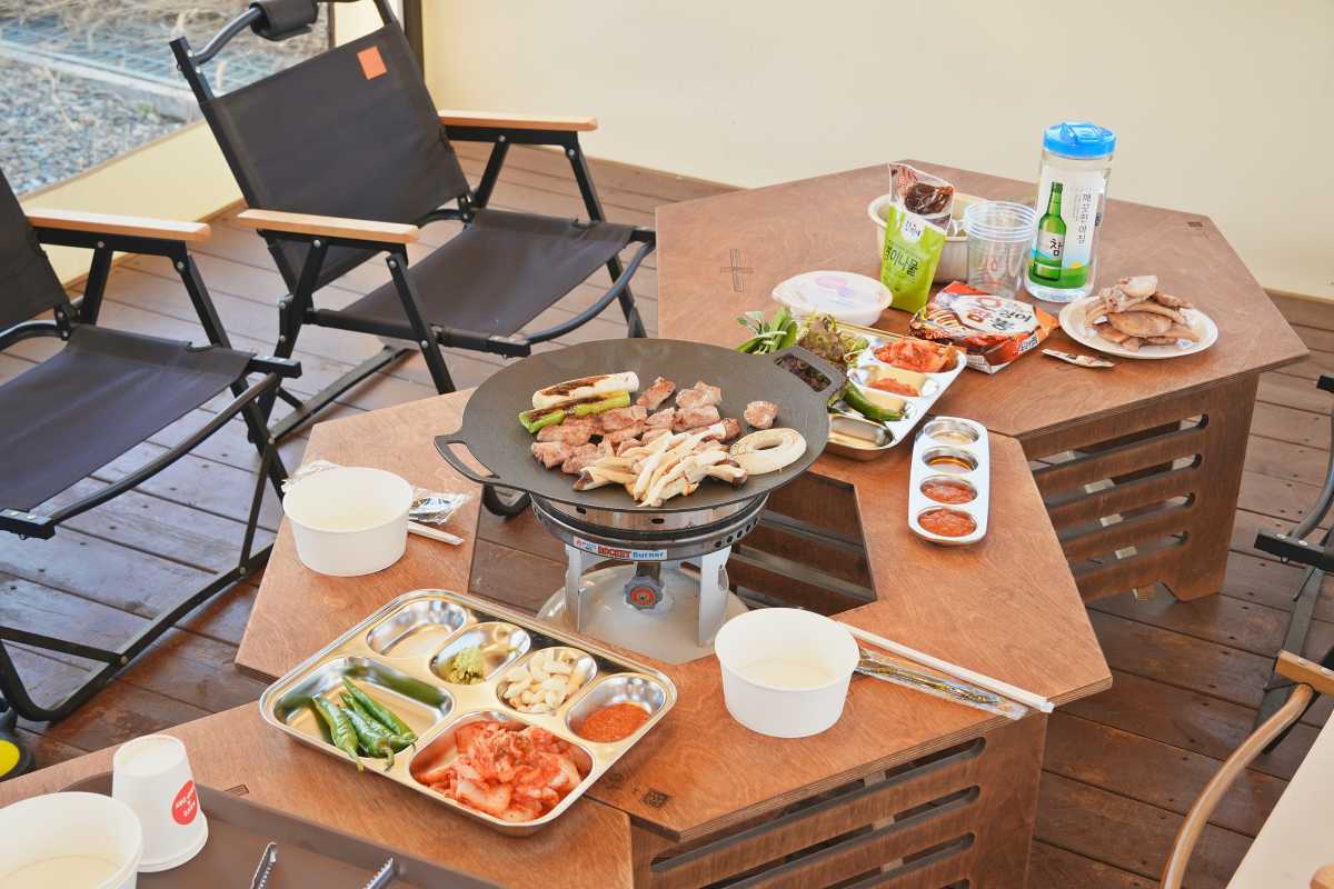 고기도 굽고, 불멍도 하고, 라면도 먹고, 술도 마시는 경주 캠핑 명소 햅어꿉데이 / 사진=경주문화관광