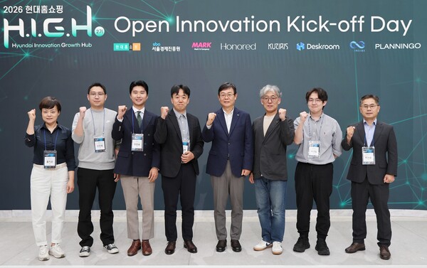 지난 22일 오전 서울 강동구 천호동 현대홈쇼핑 본사에서 진행된 ‘2026 현대홈쇼핑 H.I.G.H 오픈 이노베이션 킥오프 데이’에서 한광영 현대홈쇼핑 대표이사(왼쪽 다섯 번째)가 참석자들과 기념사진을 찍고 있다. 사진 제공=현대홈쇼핑.