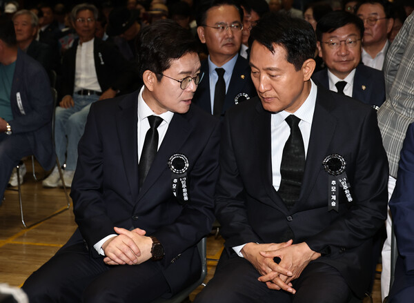 더불어민주당 정원오 서울시장 후보(왼쪽)와 국민의힘 오세훈 서울시장 후보가 18일 서울시청 본관에서 열린 5ㆍ18민주화운동 제46주년 서울기념식에서 대화하고 있다.(이미지-연합뉴스)