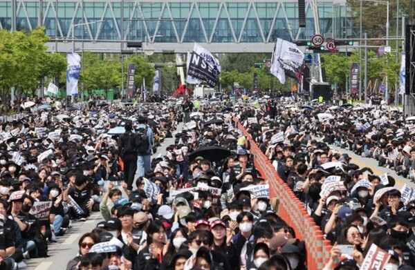 지난달 23일 경기도 평택시 삼성전자 평택캠퍼스 앞에서 열린 삼성전자 노동조합 공동투쟁본부의 '투명하게 바꾸고, 상한폐지 실현하자-4/23 투쟁 결의대회'에서 노조 깃발이 입장하고 있다. (이미지-연합뉴스)