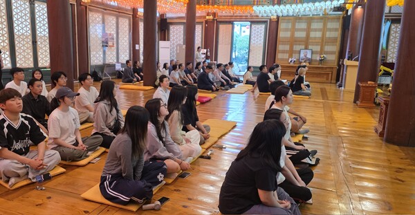 18일 법회에서는 요가 니드라 명상 체험 시간이 마련됐다. [동국대학교 듀이카]