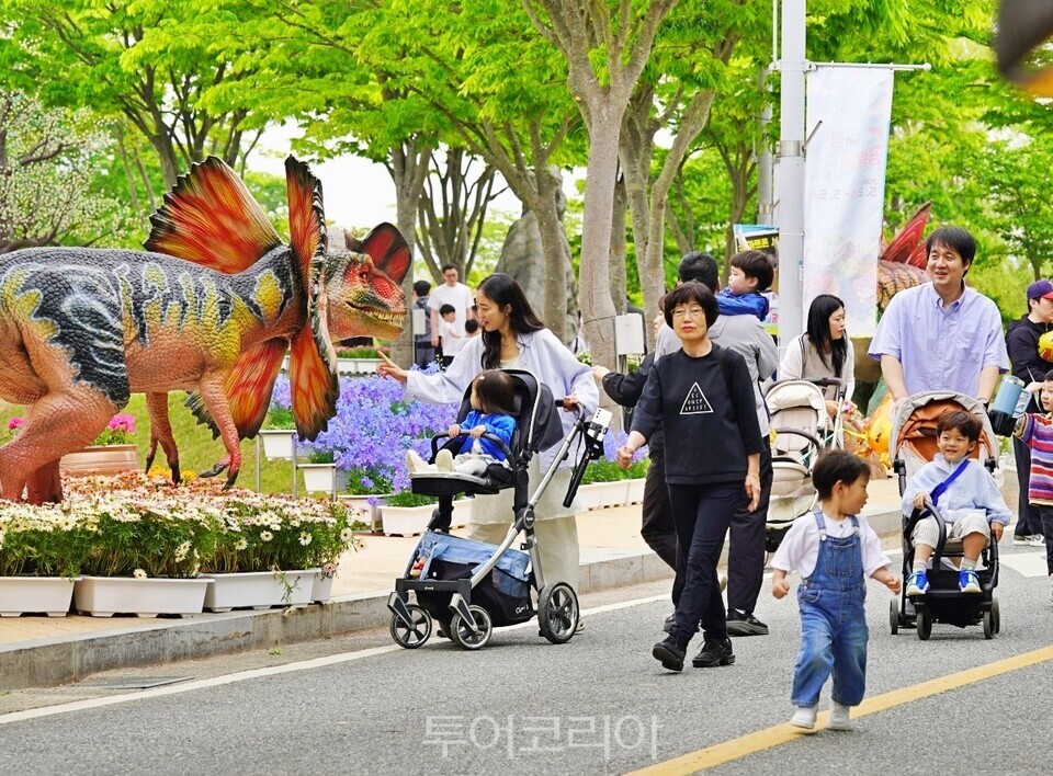 아이와 함께 공룡축제장 찾는 가족들/사진=해남군