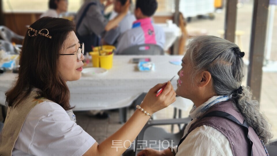 2025 음성 품바축제에서 품바분장하는 관광객 ⓒ투어코리아