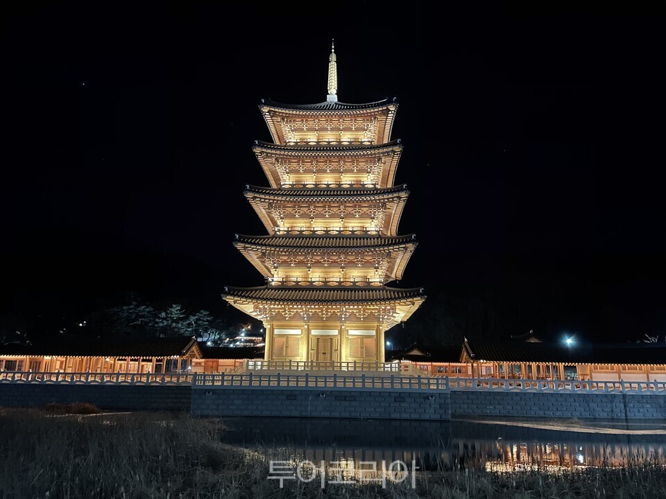 사명대사공원 평화의탑 야경 사진=경북문화관광공사