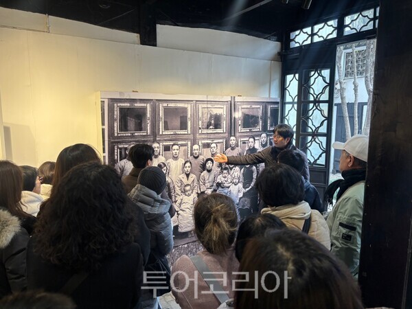 ]박광일 작가가 참가자들에게 역사 해설을 진행하는 모습/사진-하나투어