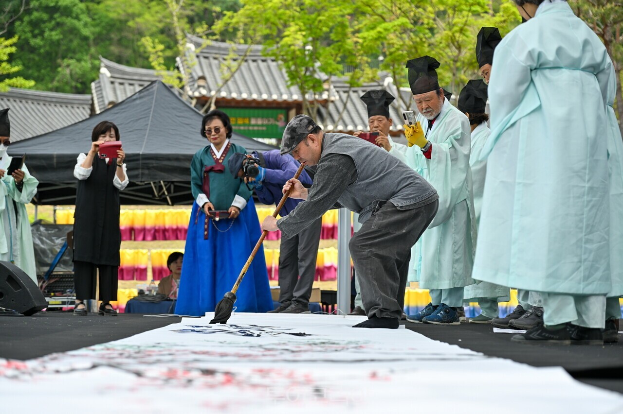 영주 향교의 붓글씨 퍼포먼스가 진행되고 있다 / 사진-영주시