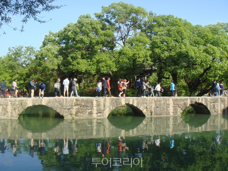 광한루원 오작교 건너는 관광객들/ ⓒ투어코리아