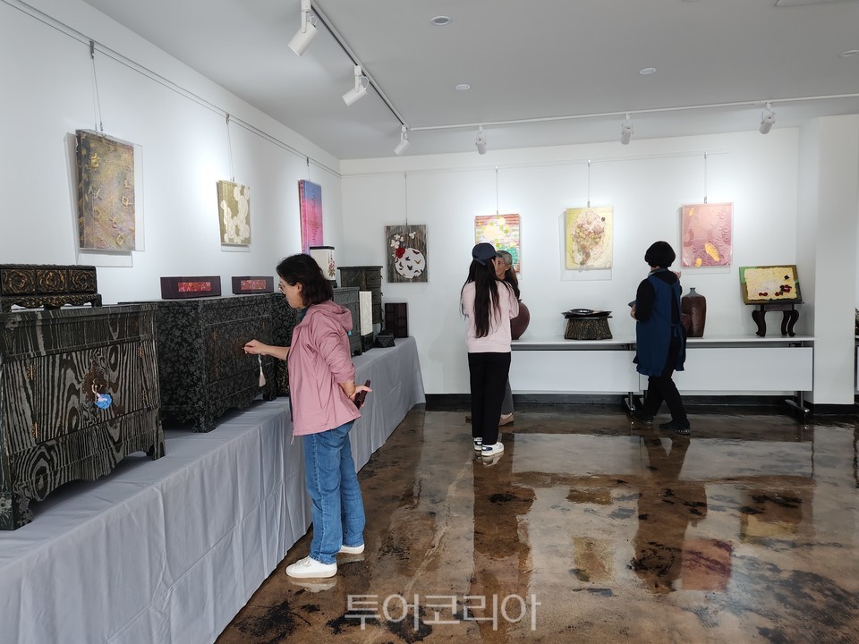 담양 한국대나무박물관 갤러리 전시품 관람하는 관람객들/사진=담양군